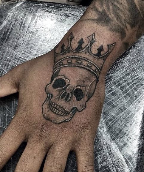 pequeno tatuaje calavera para hombre 14