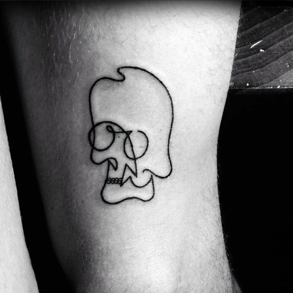 pequeno tatuaje calavera para hombre 17