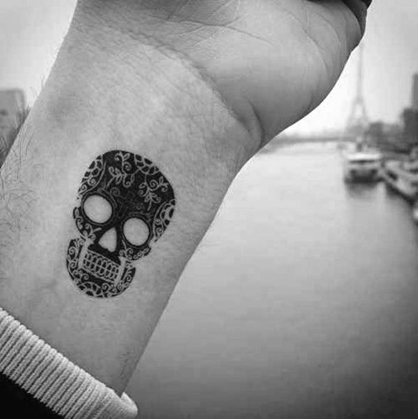 pequeno tatuaje calavera para hombre 18