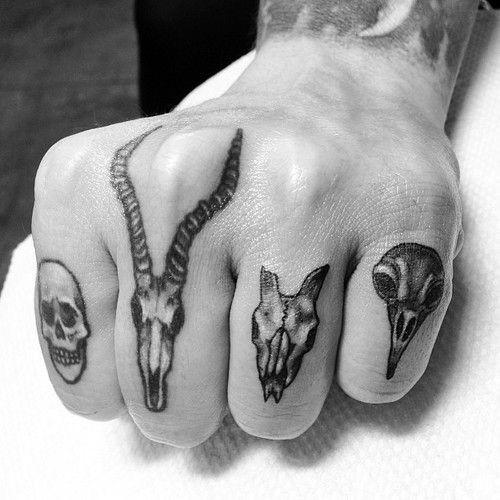 pequeno tatuaje calavera para hombre 20