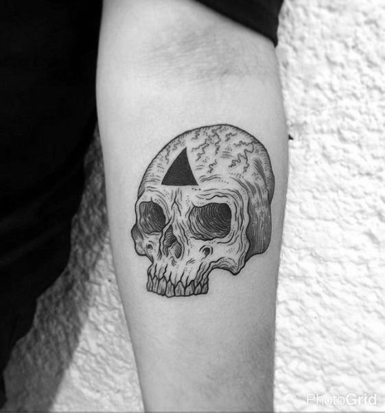 pequeno tatuaje calavera para hombre 21