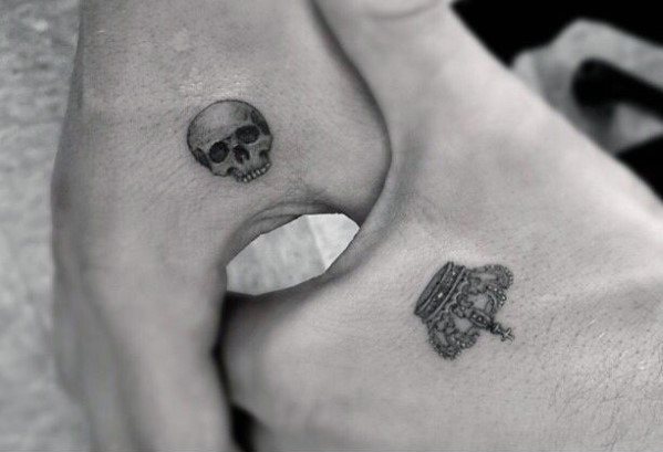 pequeno tatuaje calavera para hombre 22