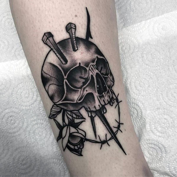 pequeno tatuaje calavera para hombre 23