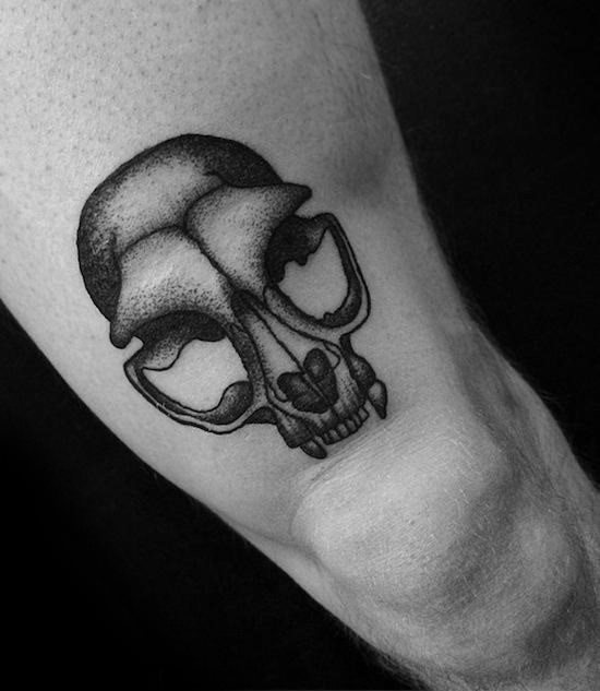 pequeno tatuaje calavera para hombre 24
