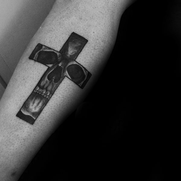 pequeno tatuaje calavera para hombre 26