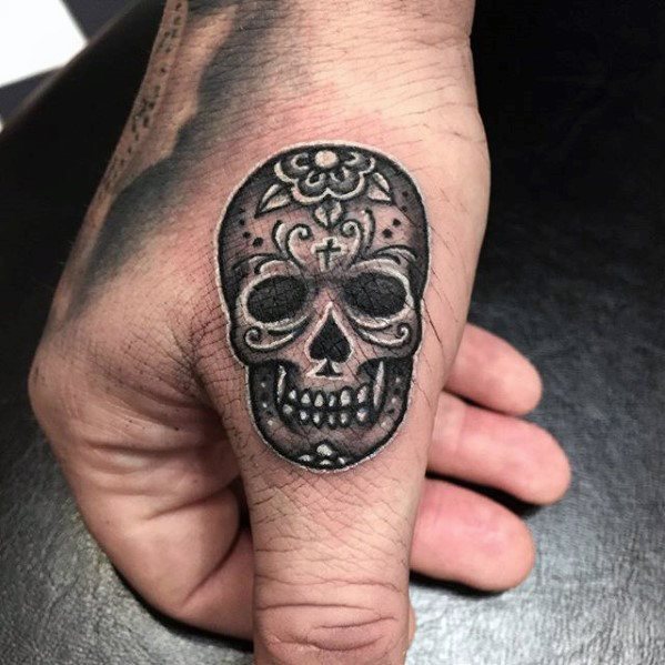 pequeno tatuaje calavera para hombre 28
