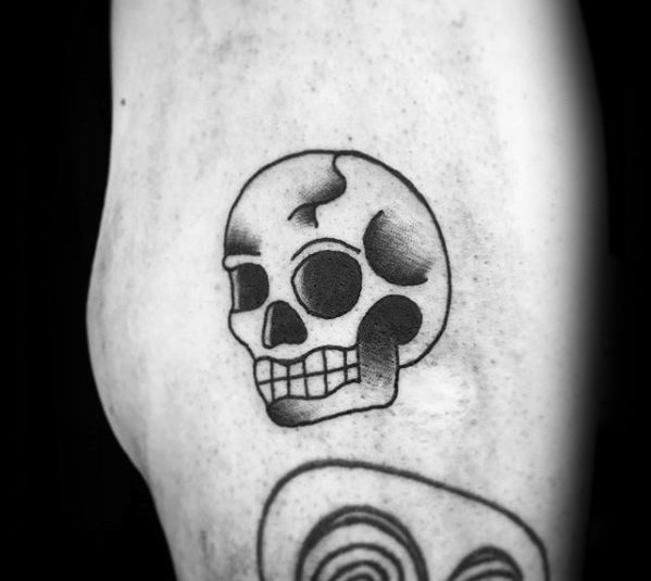 pequeno tatuaje calavera para hombre 30
