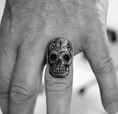 pequeno tatuaje calavera para hombre 31