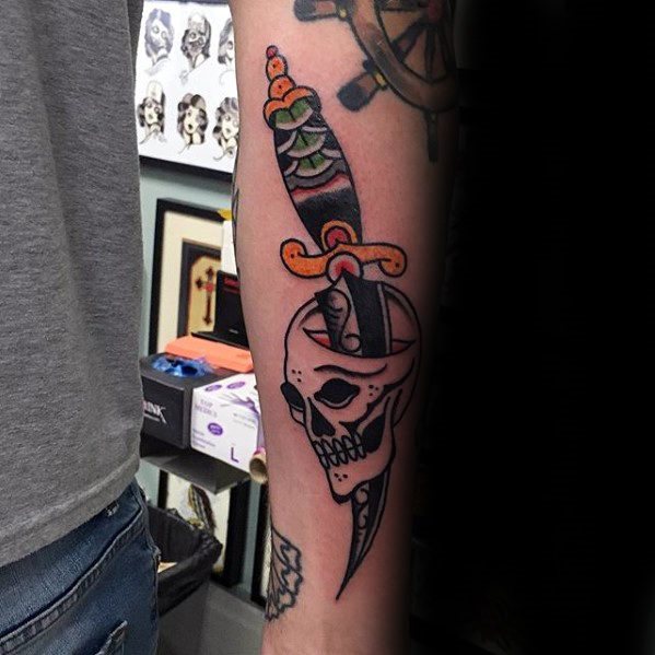 pequeno tatuaje calavera para hombre 32