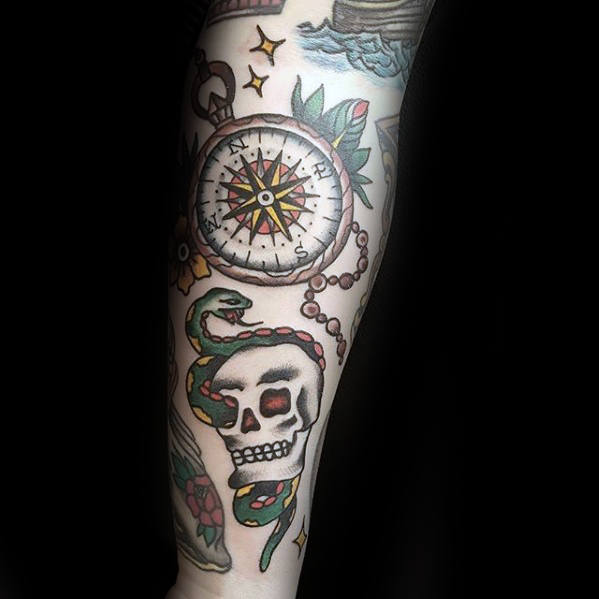 pequeno tatuaje calavera para hombre 33