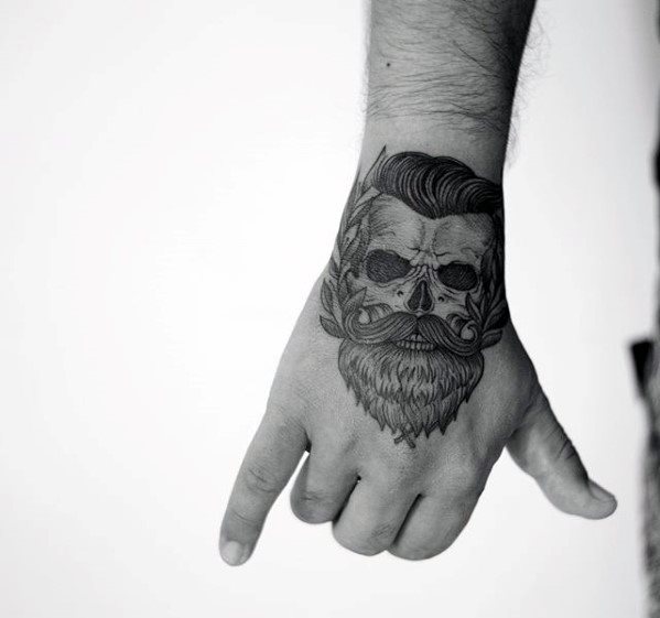 pequeno tatuaje calavera para hombre 35