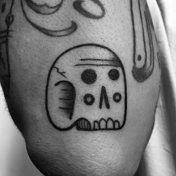 pequeno tatuaje calavera para hombre 37