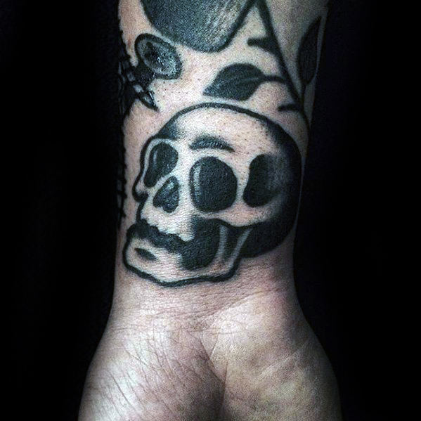 pequeno tatuaje calavera para hombre 38