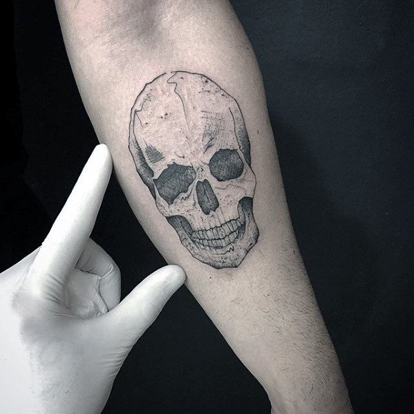 pequeno tatuaje calavera para hombre 40