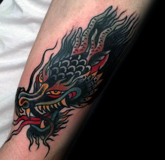 pequeno tatuaje dragon para hombre 01
