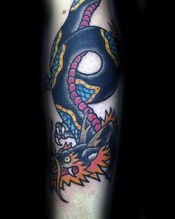 pequeno tatuaje dragon para hombre 04