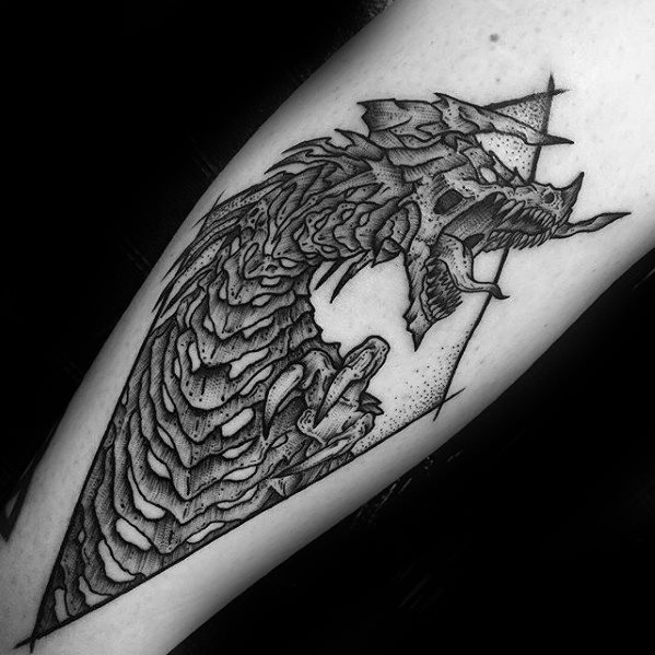 pequeno tatuaje dragon para hombre 05