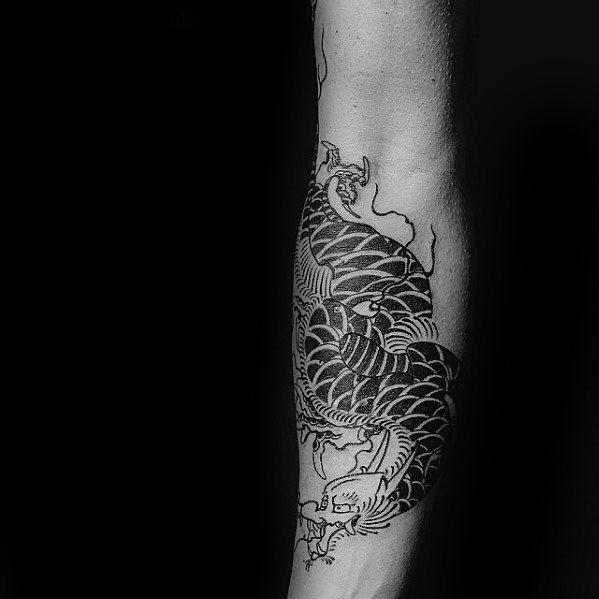 pequeno tatuaje dragon para hombre 06