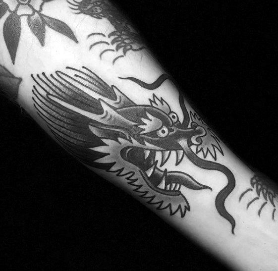 pequeno tatuaje dragon para hombre 08