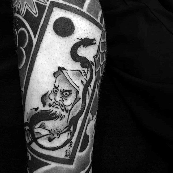 pequeno tatuaje dragon para hombre 11