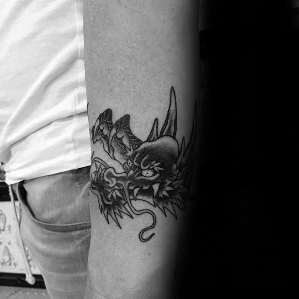 pequeno tatuaje dragon para hombre 14