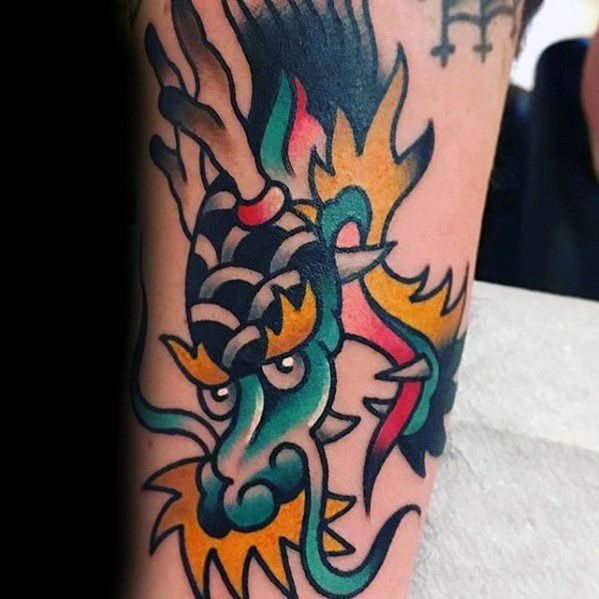 pequeno tatuaje dragon para hombre 17