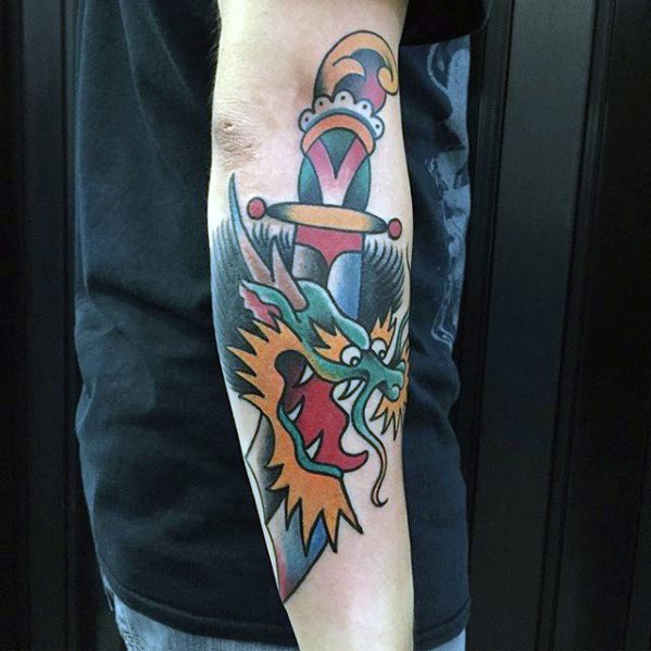 pequeno tatuaje dragon para hombre 18