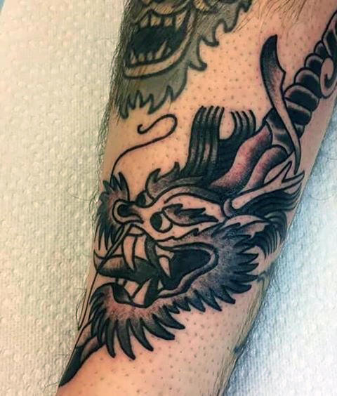 pequeno tatuaje dragon para hombre 19