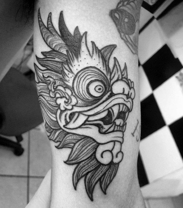 pequeno tatuaje dragon para hombre 22
