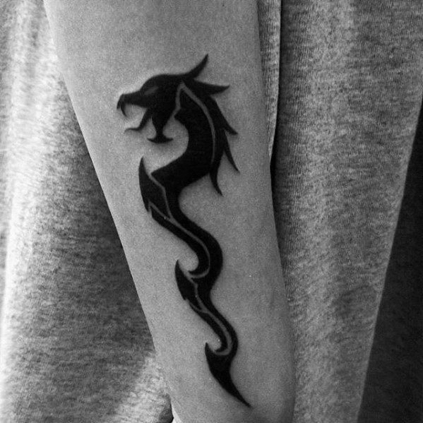 pequeno tatuaje dragon para hombre 26