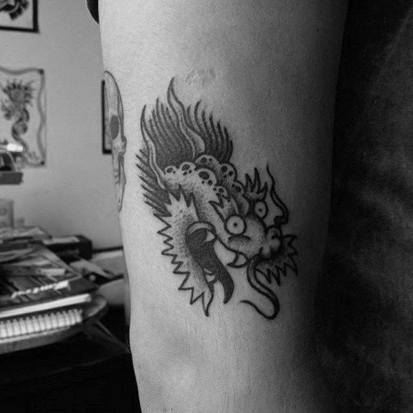 pequeno tatuaje dragon para hombre 29