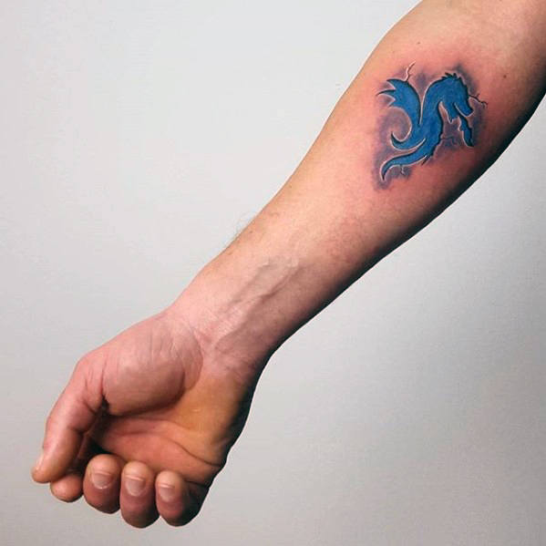 pequeno tatuaje dragon para hombre 36