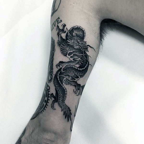 pequeno tatuaje dragon para hombre 38