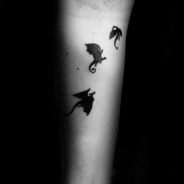 pequeno tatuaje dragon para hombre 40