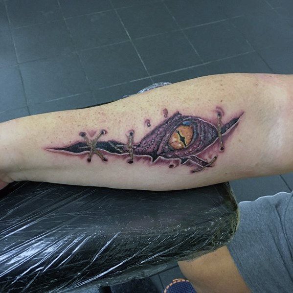pequeno tatuaje dragon para hombre 42