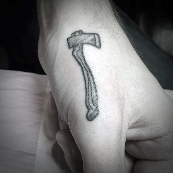 pequeno tatuaje mano para hombre 02