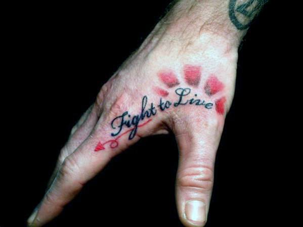 pequeno tatuaje mano para hombre 03