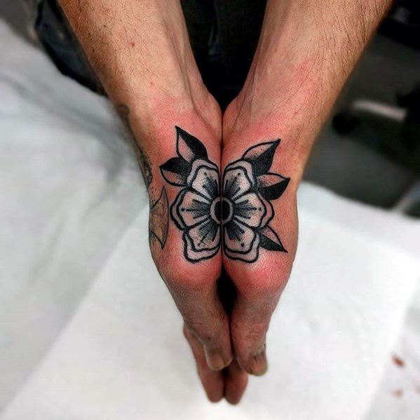 pequeno tatuaje mano para hombre 04