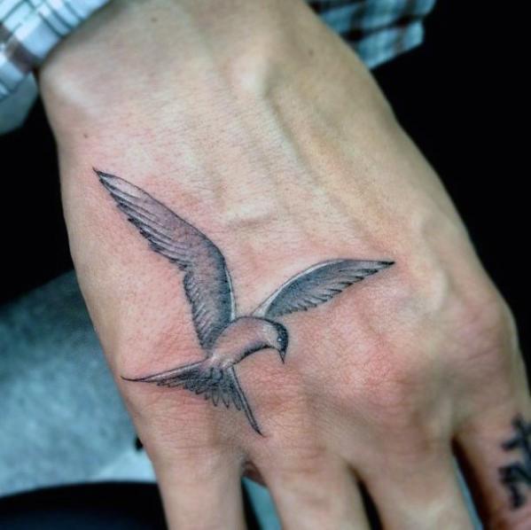 pequeno tatuaje mano para hombre 05