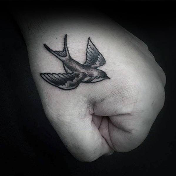 pequeno tatuaje mano para hombre 07