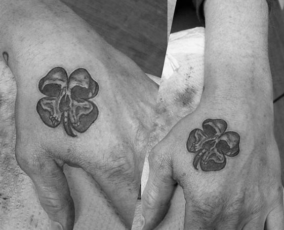 pequeno tatuaje mano para hombre 08