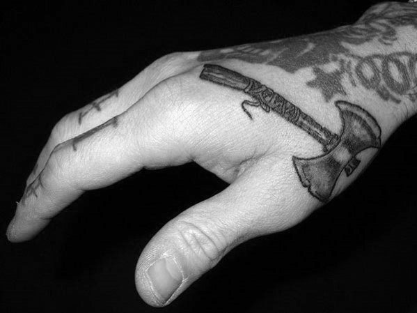 pequeno tatuaje mano para hombre 10