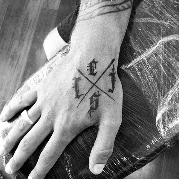 pequeno tatuaje mano para hombre 11