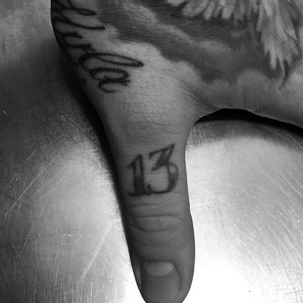pequeno tatuaje mano para hombre 12