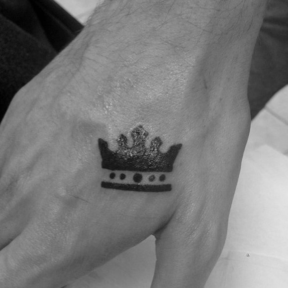 pequeno tatuaje mano para hombre 13