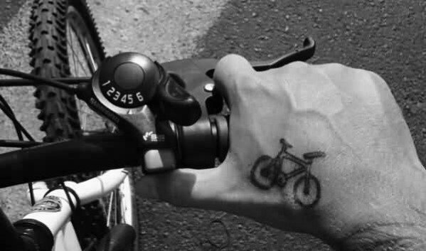 pequeno tatuaje mano para hombre 14