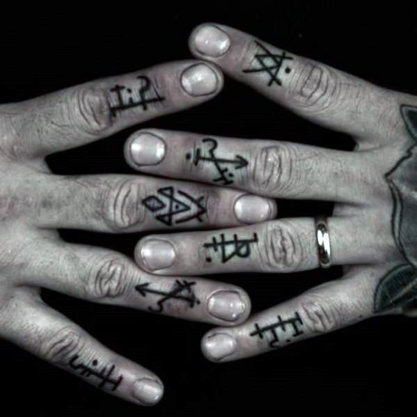 pequeno tatuaje mano para hombre 16
