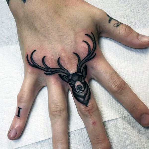 pequeno tatuaje mano para hombre 17
