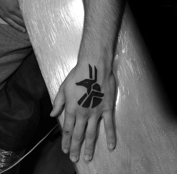 pequeno tatuaje mano para hombre 18
