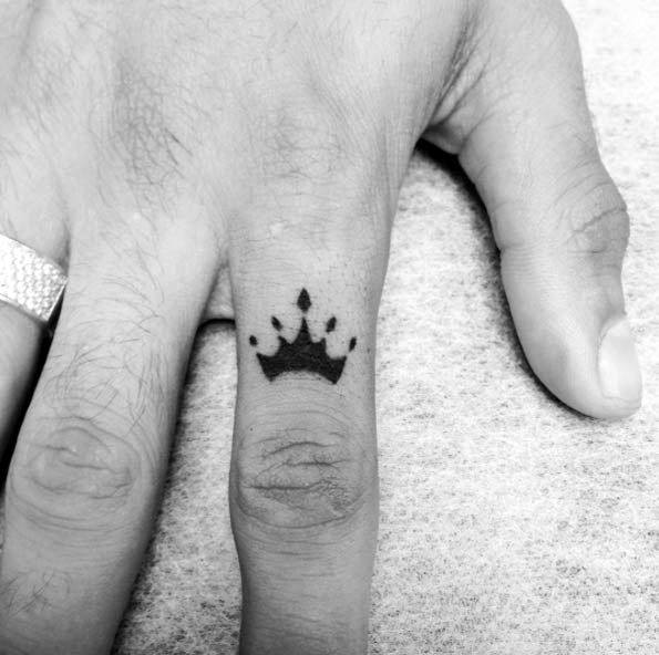 pequeno tatuaje mano para hombre 19
